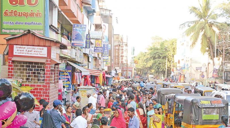 People thronging MC road in RK Nagar on Thursday. (Photo: DC)