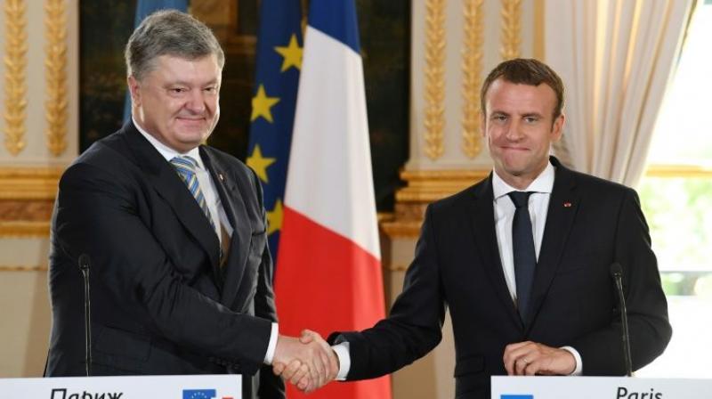 French President Emmanuel Macron (R) shakes hands with his Ukrainian counterpart Petro Poroshenko during a joint press conference after a meeting at the Elysee Palace in Paris (Photo: AFP)
