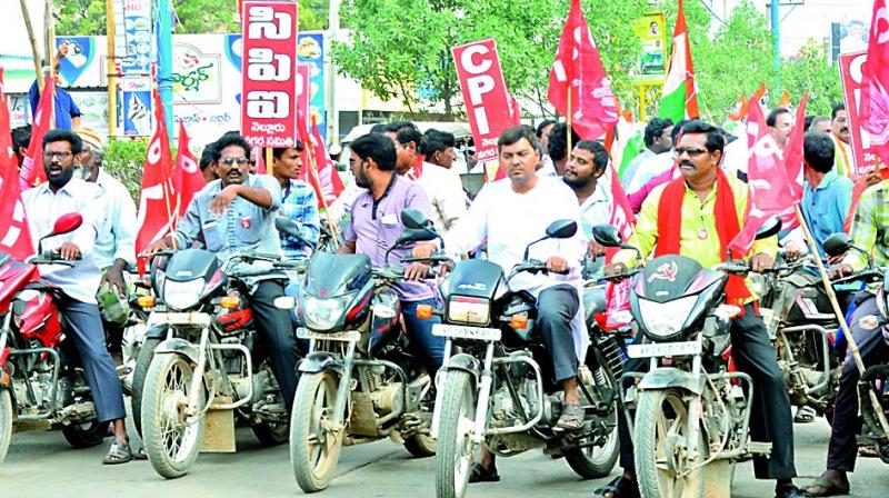 Communist party activists seen participating in bandh for special status in Nellore city on Friday.