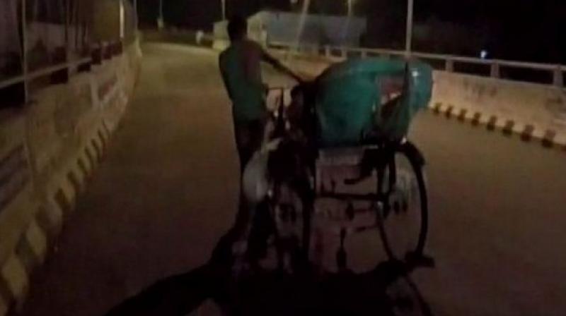 The relatives had to carry the body to the city hospital in rickshaw for postmortem. (Photo: Twitter | ANI)