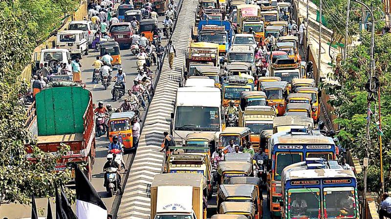 RK Nagar Assembly constituency witnessed unprecedented traffic snarls on Tuesday when all the political parties and independent candidates frantically campaigned during the last day of campaign. (Photo: DC)