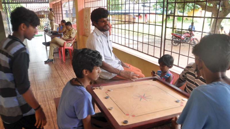 Youngsters playing caroms at a relief camp in Pathalam Govt. School, Kochi on Saturday. (Photo: DC)