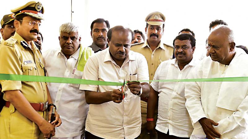 Chief Minister H.D. Kumaraswamy inaugurates the Police Office Complex in Hassan on Friday. Former PM H.D. Deve Gowda and Public Works Minister H.D. Revanna are seen 	 KPN