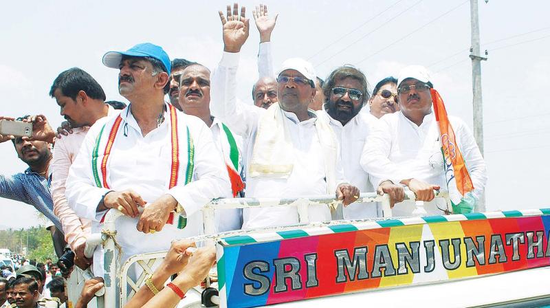 Siddaramaiah at an election campaign at Harave village in Gundlupet taluk on Wednesday. (Photo: KPN)