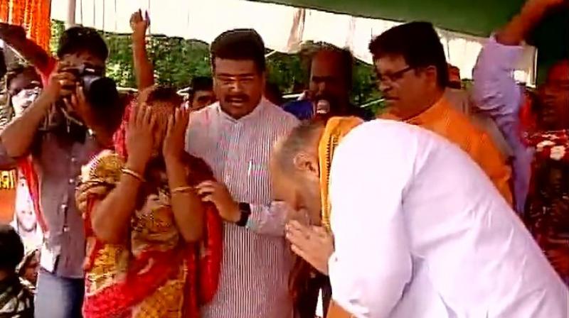 Amit Shah and Union Minister Dharmendra Pradhan on Tuesday met mother of Chitrasen Jena, a BJP youth leader who was killed in the post Panchayat polls violence. (Photo: ANI/Twitter)