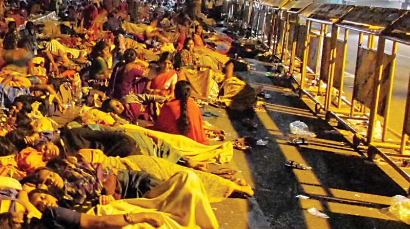 With hardly any facilities, the protesters are sleeping on Sheshadri Road in front of Freedom Park without mats or blankets.
