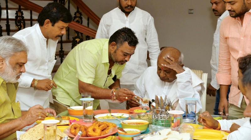 Former prime minister and JD(S) supremo H..D. Deve Gowda has breakfast at the residence of a party leader in Ballari on Tuesday during the ongoing poll campaign.