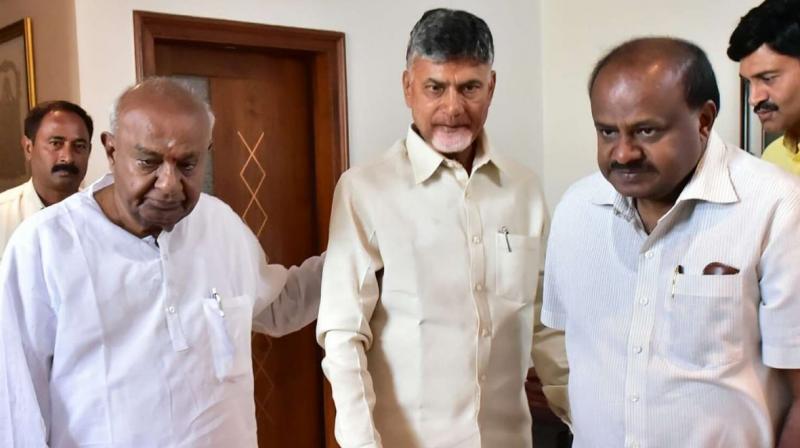 Andhra Pradesh CM Chandrababu Naidu met Gowda at his residence at Padmanabha Nagar on Thursday. (Photo: @ncbn/Twitter)