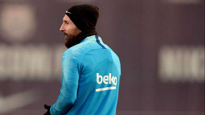 Messi returned to training before the first leg at the Camp Nou, despite feeling discomfort in his thigh during Barcas draw with Valencia. (Photo: AFP)