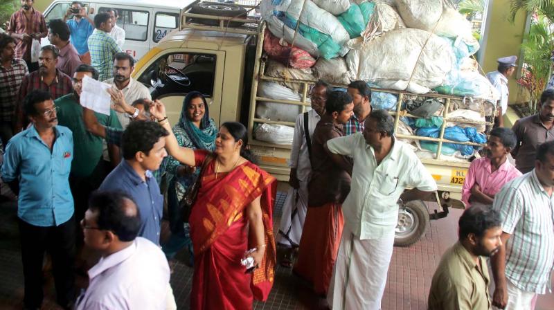 Irate local residents of Chathanattu Thazham return the medical waste to a city hospital. (Photo: DC/File)