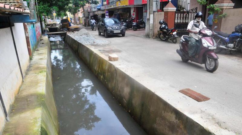 The uncovered drain without sidewall at Kannettumukku in Thiruvananthapuram. (Photo: A.V. MUZAFAR)