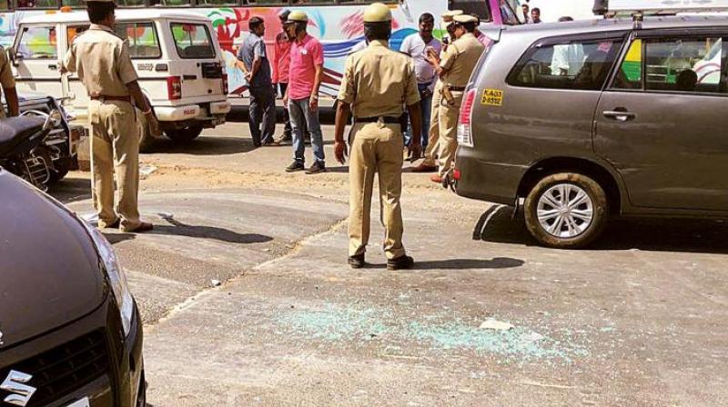 Policemen at the spot in Bengaluru where APMC president Kadabagere Seena was shot at. (Phoot: DC)