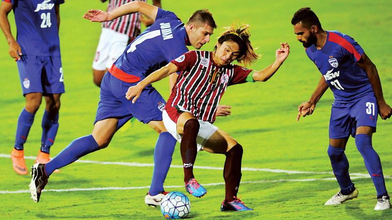 Juan Antonio of BFC vies for the ball with Katusumi Yusa of Mohun Bagan (Photo: R. SAMUEL)