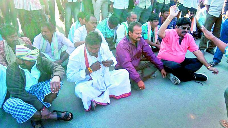 The victims kin and and locals of Thumma Kota village stage rasta roko at Palavai Junction in Guntur district on Wednesday.