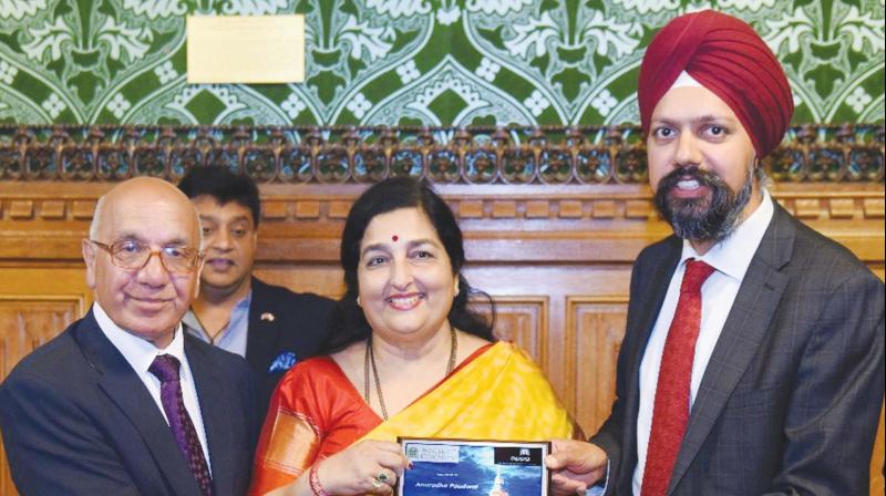 Anuradha Paudwal receiving the award from Virendra Sharma, MP, Chair of the Indo-British All Party Parliamentary Group & Tanmanjeet Singh Dhesi, MP.