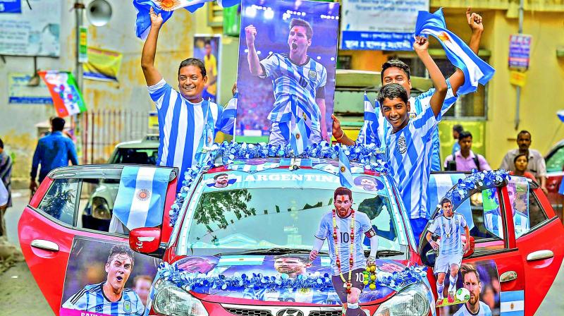 Kolkata youngsters flaunt their loyalty to Argentina by decorating a car with posters of Messi & Co. (Photo: AP)