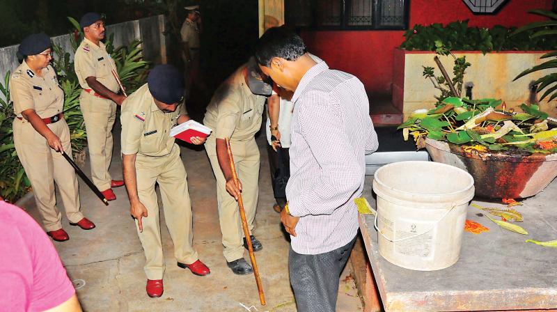 A file photo of the police looking for evidence at the house of Gauri Lankesh on the night after she was murdered  (Photo:DC)