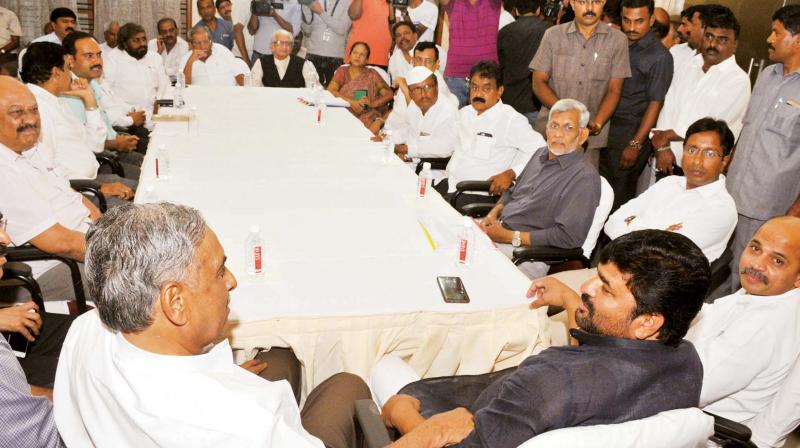Ministers Sharanprakash Patil, Vinay Kulkarni, former minister Shamanur Shivashankarappa and other Veerashaiva-Lingayat leaders at a meeting at Mr Patils residence in Bengaluru on Wednesday