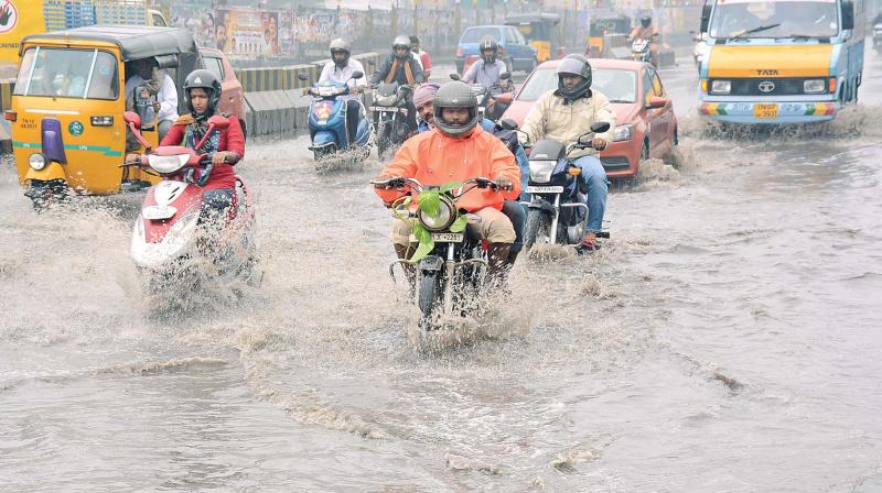 A flooded PH Road on Thursday makes driving difficult for motorists. (Photo: DC)