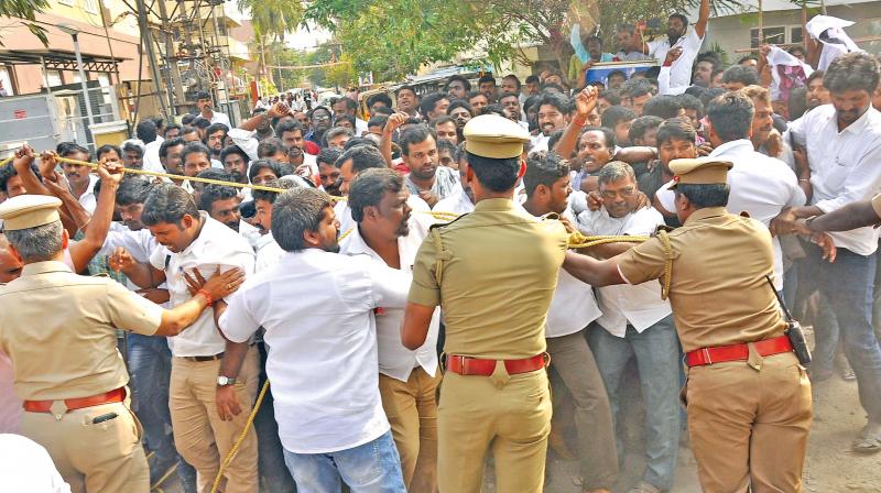 Hundreds of cab drivers stage a demonstration  near Kathipara on Saturday.  (Photo: DC)