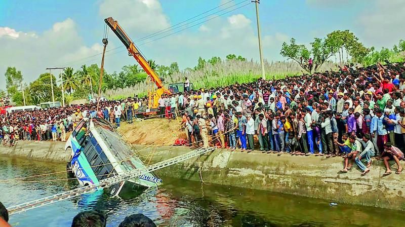 A crane pulls out the ill-fated bus.	(PTI)
