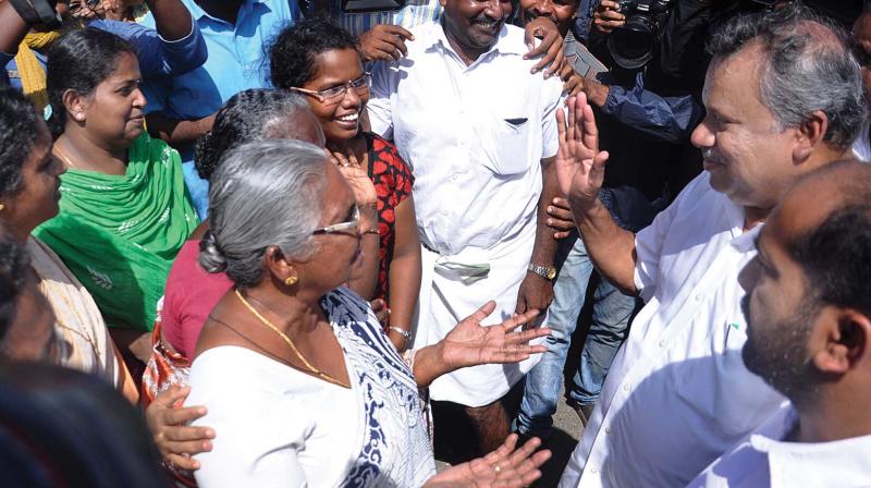 Chairman of Assembly committee on environment Mullakkara Ratnakaran, MLA, and Anil Akkara, MLA, interact with the local residents during their visit to Puthuvype on Tuesday. 	(Photo: SUNOJ NINAN MATHEW)