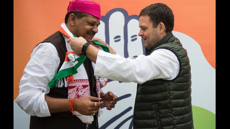 Congress President Rahul Gandhi welcomes cricketer-turned-politican Kirti Azad in the party. (Photo: Twitter | @KirtiAzadMP)