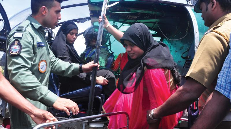 A helicopter engaged in rescuing women and seriously ill persons from Nelliyampathy Hills on Tuesday (Photo: DC)