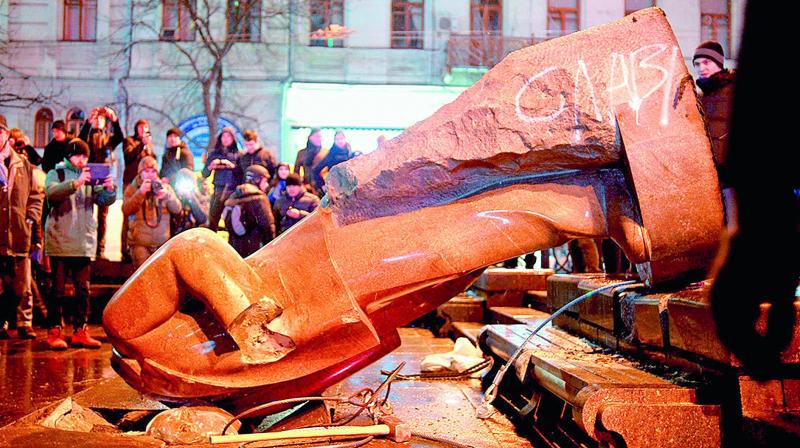 A statue of Soviet state founder Valdimir Lenin was toppled by protesters in Kiev during a rally organised by supporters of EU interation.