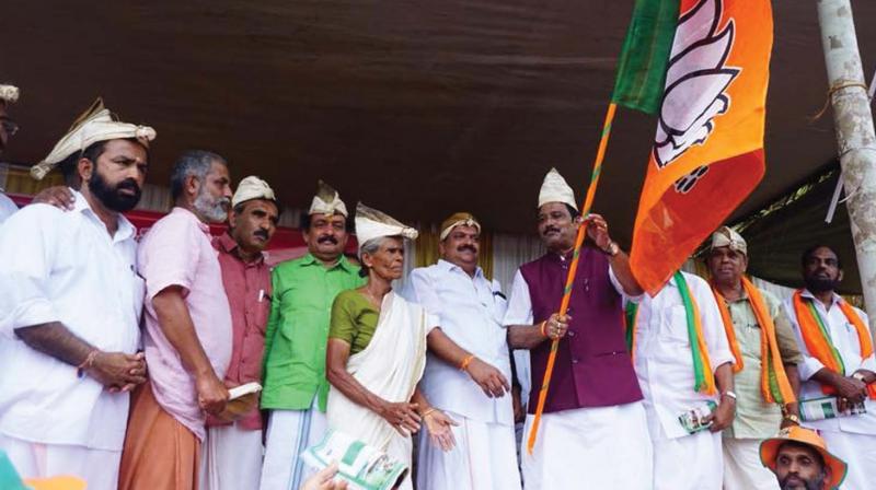 BJP National  secretary Ranjit Sinha flags off farmers march at Keezhattoor in Kannur on Tuesday.