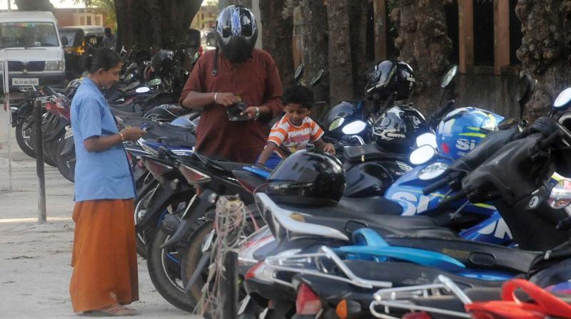 A man pays for parking at the congested Medical College campus at Ulloor Road.  (Photo: DC File)