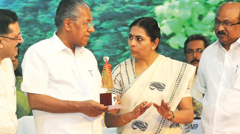 Chief Minister Pinarayi Vijayan has a word with mayor Soumini Jain during the  foundation stone-laying ceremony for the Brahmapuram plant in Kochi on Monday. Minister for local administration K.T. Jaleel and K. V. Thomas, MP, look on. (Photo: DC)