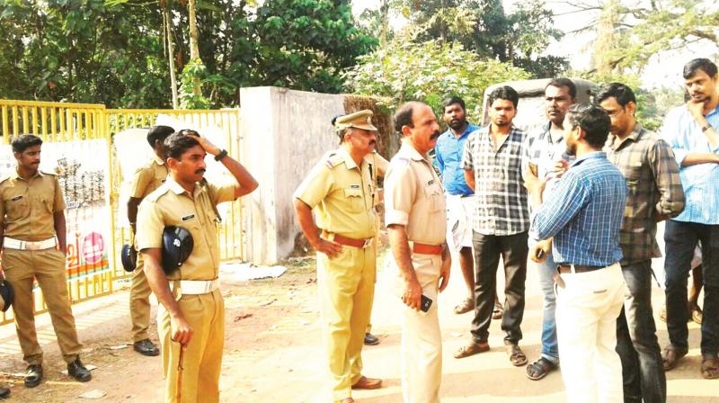 Local residents argue with police over waste  collection centre at J.T. Road, Vadakara. (Photo: FILE)