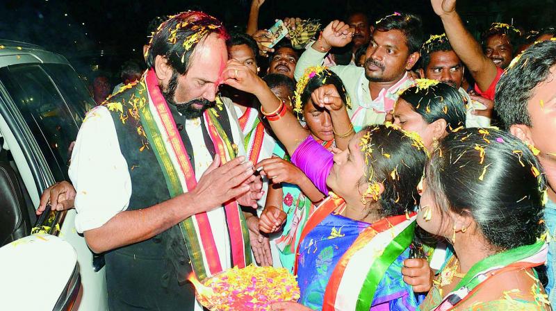Telangana PCC president Uttam Kumar Reddy is being welcomed by the partys women activists as his Praja Chaitnya Yatra reaches at Bellampalli in Mancherial district (old Adilabad district) on Thursday. 	(Photo: DC)