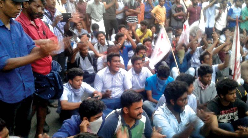 SFI activists block the Palakkad-Shornur state highway at Ottappalam in Palakkad. (Photo: DC)