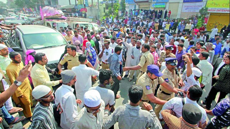 Hundreds of people block traffic at Tolichowki after a bank branch downed shutters saying it had run out of cash. Police was called in to clear the road, but traffic was held up for about two hours. (Photo: R. PAVAN)