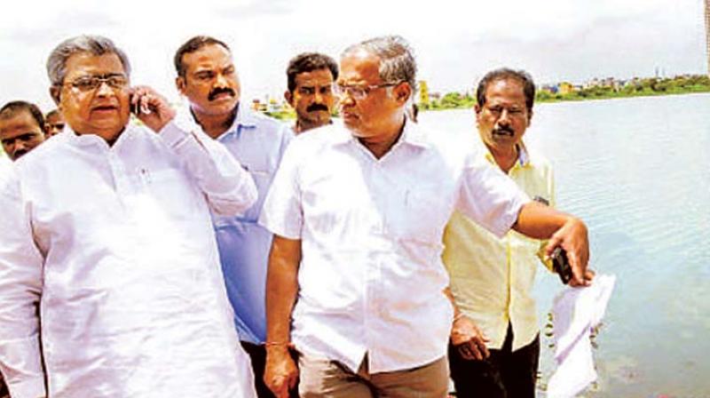 A file photo of Chairman of the House Committee on Lake Encroachments K.B. Koliwad and member Suresh Kumar during their visit to a lake in Bengaluru. (Photo: DC)