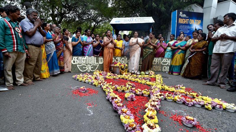 AIADMK cadres holding special prayers for speedy recovery of party supremo J Jayalalithaa in front of Apollo Hospitals in Chennai. (Photo: PTI)