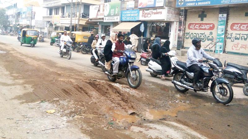 The blocks in the sewer line near Nagavara main road have made life miserable for nearby residents of Kushal Nagar, as they have to deal with overflowing sewage and stench.