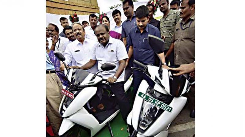 Chief Minister H.D. Kumaraswamy inaugurates an electric car and two-wheeler charging station at Vidhana Soudha in Bengaluru on Friday