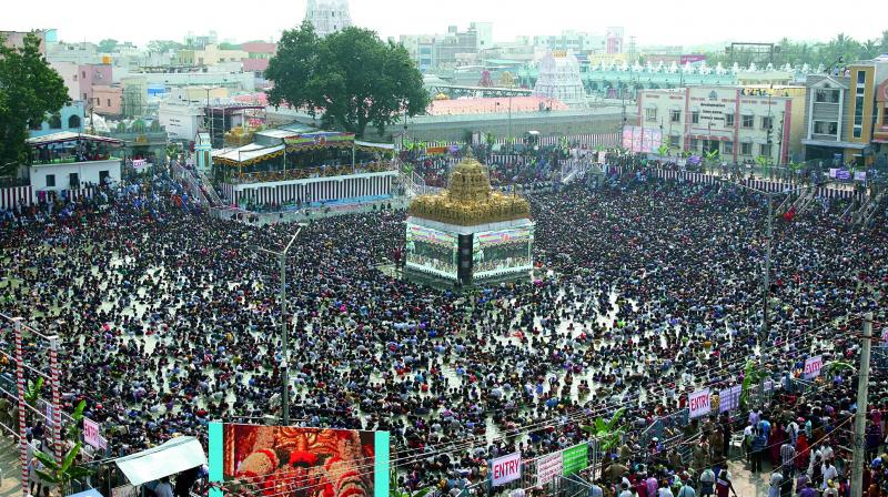 A large number of people gather at the temple in Tiruchanoor to take part in the celebration. (Photo: DC)