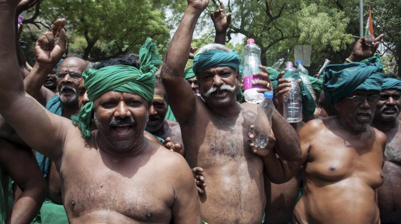 Tamil Nadu farmers shouting slogans during a protest demanding waiver of farmers loans and drought-relief funds , at Jantar Mantar in New Delhi. (Photo: PTI)