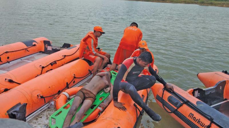 Fire and rescue team recover bodies of the two teenagers who drowned in Bheemanthangal lake in  Sriperumbudur on Monday.(Photo:DC)