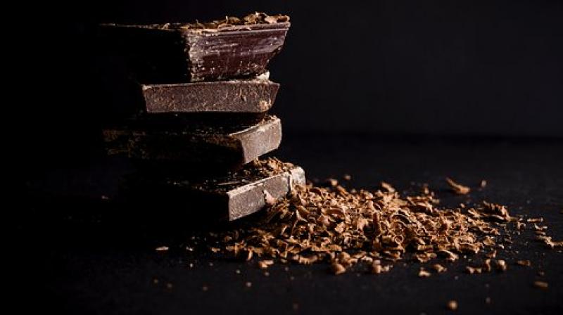 This white thing on the chocolate does not mean that the chocolate is mouldy. (Photo: Pixabay