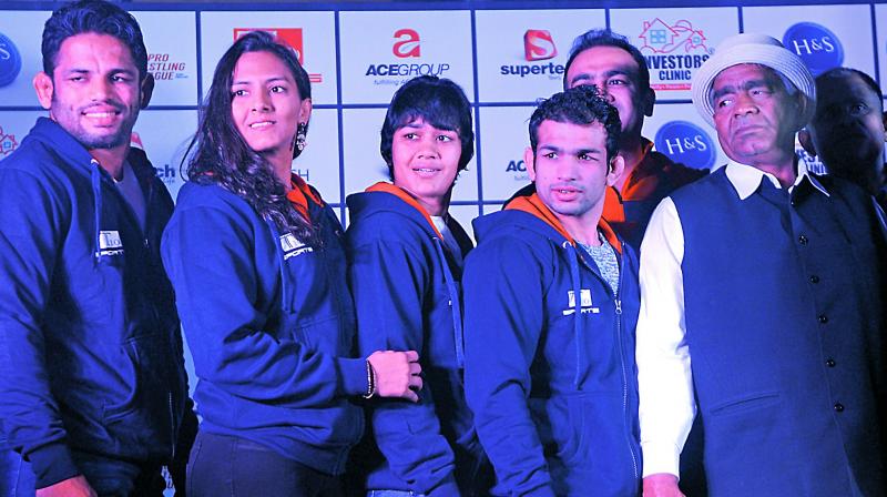 Uttar Pradesh Dangals Amit Dhankar (from left), Geeta Phogat, Babita Kumari, Amit Dahiya pose along with coach Mahavir Phogat at the logo launch of the Pro Wrestling League team in New Delhi on Tuesday.	(Photo: BIPLAB BANERJEE)