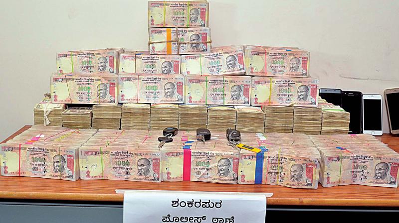 Old Rs 1000 rupees notes seized by Shankarpura police, in Bengaluru on Tuesday. (Photo: DC)