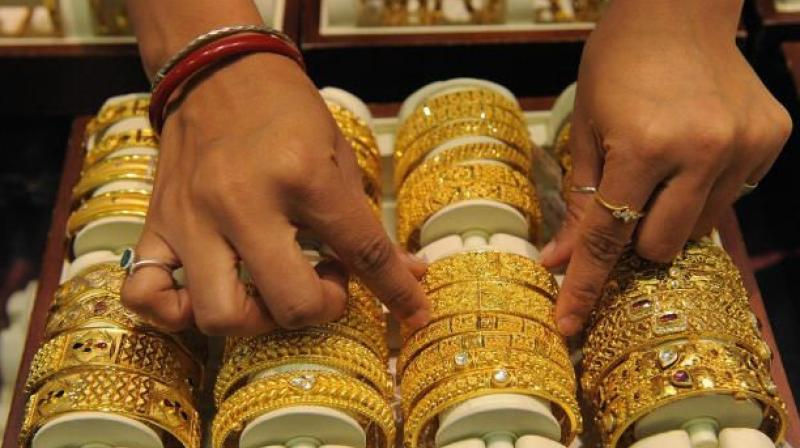 For high-value purchases like gold and jewellery, customers generally tend to pay in Rs 500 and 1000 rupee notes and buying gold with 100 rupee notes does not seem practical.