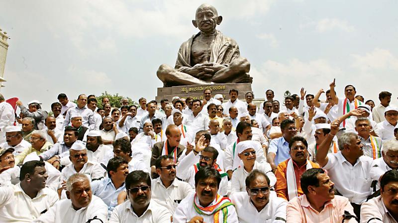 Congress party workers protest outside Vidhana Soudha in Bengaluru on Thursday 	(Photo: DC)