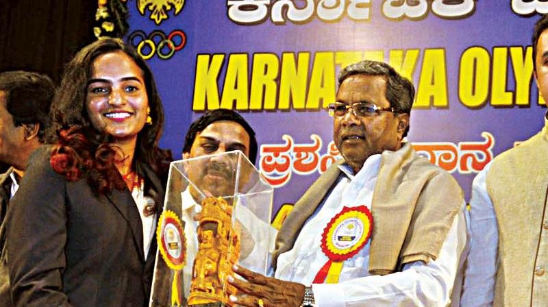 Swimmer Damini K Gowda receives her award from CM Siddaramaiah on Tuesday. (Photo: DC)