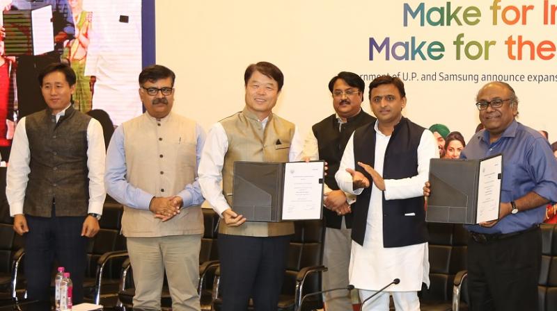HC Hong, President & CEO, Samsung India Electronics and Honourable Chief Minister, Shri Akhilesh Yadav at an event in Lucknow to sign a MoU between Samsung India Electronics and Uttar Pradesh Govt to expand companys Noida manufacturing facility